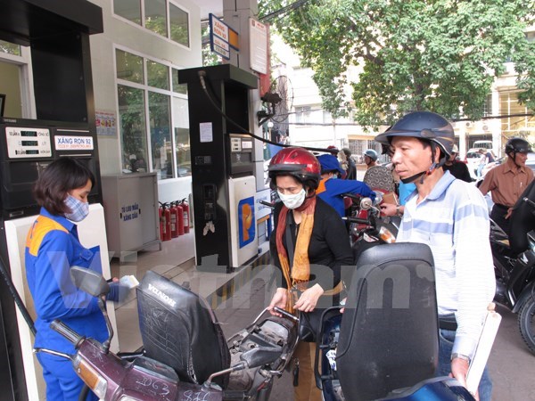 Petrol prices down 200 VND per litre hinh anh 1