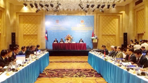 Vietnamese, Lao police seek to foster cooperation hinh anh 1
