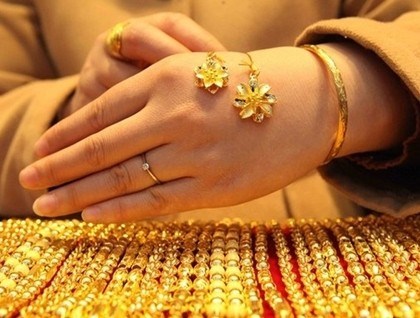 Gold prices rise on global trend hinh anh 1