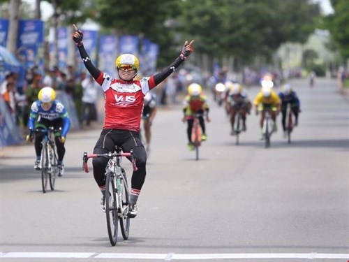 Lien wins fourth stage at women cycling tournament hinh anh 1