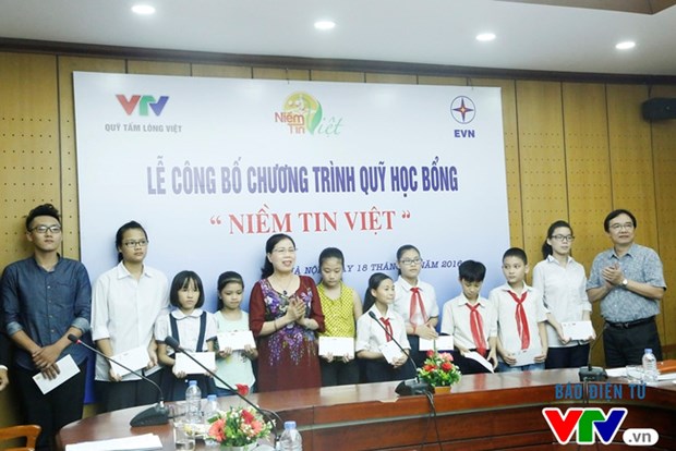 EVN, VTV scholarships come to impoverished pupils hinh anh 1