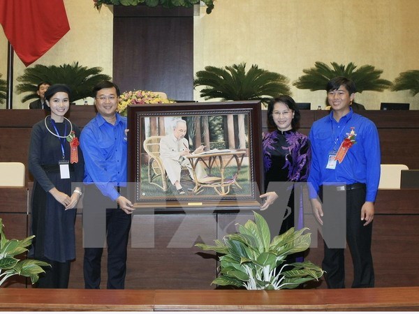 NA Chairwoman meets young role models hinh anh 1