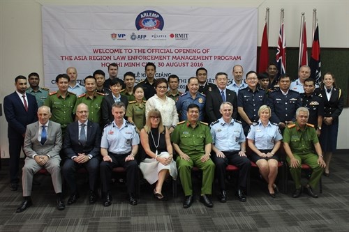 Foreign police officers attend training in HCM City hinh anh 1
