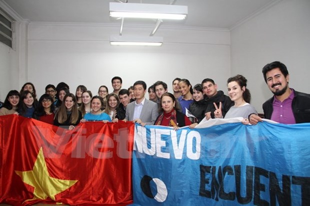 Argentine students learn about Vietnam hinh anh 1