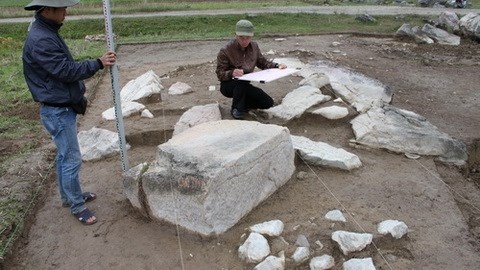 Big stones unearthed at central citadel hinh anh 1