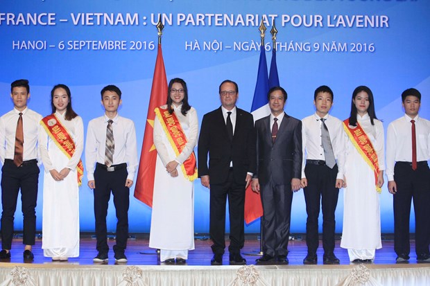 President Hollande talks to Vietnamese students hinh anh 1