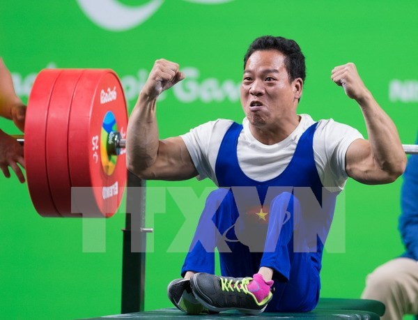 Vietnam wins first-ever Paralympic gold, breaks world record hinh anh 1