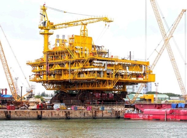 Vietsovpetro launches topsides of super-size platform hinh anh 1
