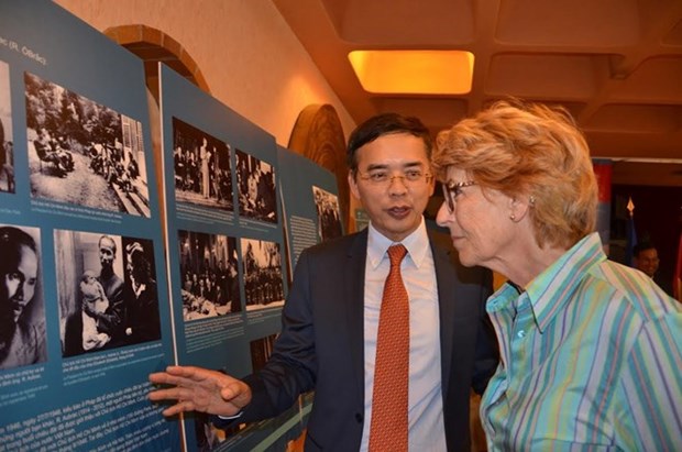 Photo exhibition highlights Vietnam-France historic relations hinh anh 1