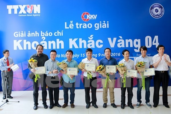Press photos capturing golden moments awarded hinh anh 1