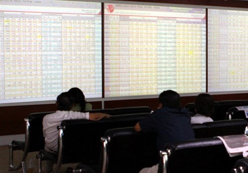 Record foreign sales of ETFs sink shares hinh anh 1