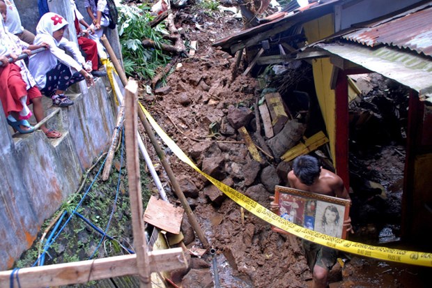 Indonesia: landslides, flash floods claim 10 lives hinh anh 1