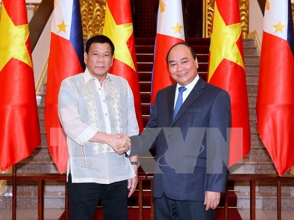 Philippine President meets Vietnamese PM, concludes visit hinh anh 1