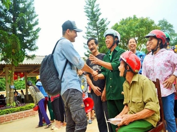 Vietnamese celebrities extend hands to flood victims hinh anh 1