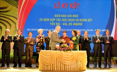 Vietnamese, French localities boost cooperation hinh anh 1