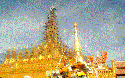 Laos: That Luang stupa gilded with new gold crown hinh anh 1