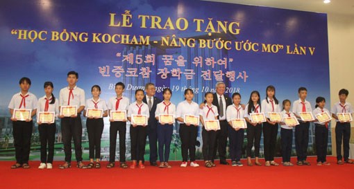 RoK firms present scholarships to poor students in Binh Duong hinh anh 1