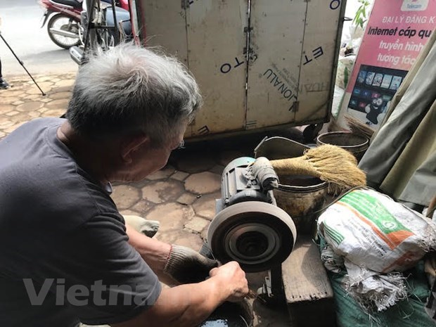 Traditional blacksmithing treasured in Hanoi village hinh anh 3