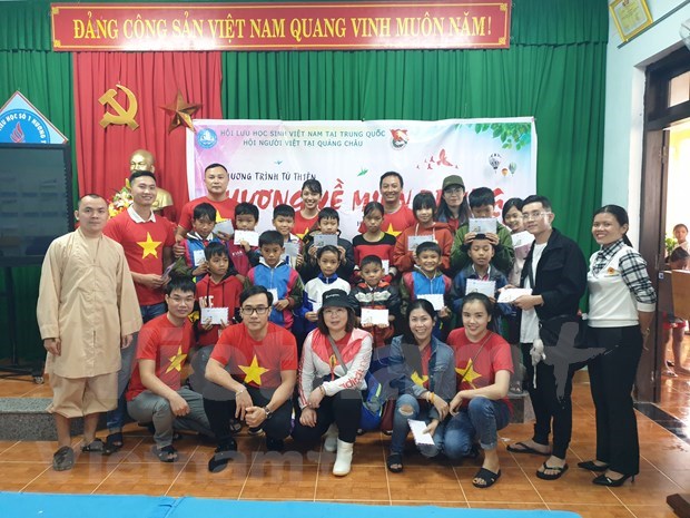 Vietnamese students in China support flood-hit victims in central region hinh anh 3