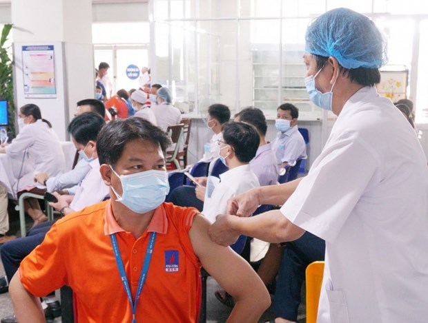 PetroVietnam presses ahead with vaccination campaign hinh anh 2