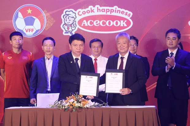Acecook Vietnam remains sponsor for Vietnamese football hinh anh 1
