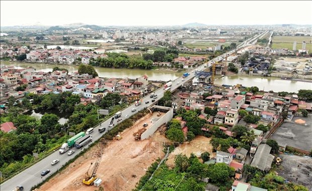 Bac Giang hastens public investment projects, industrial parks hinh anh 1