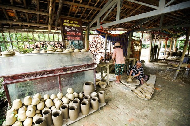 Discover the skills of artisans in the ancient pottery village of Thanh Ha hinh anh 3