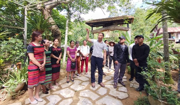 Ethnic minorities receive ecotourism training hinh anh 1