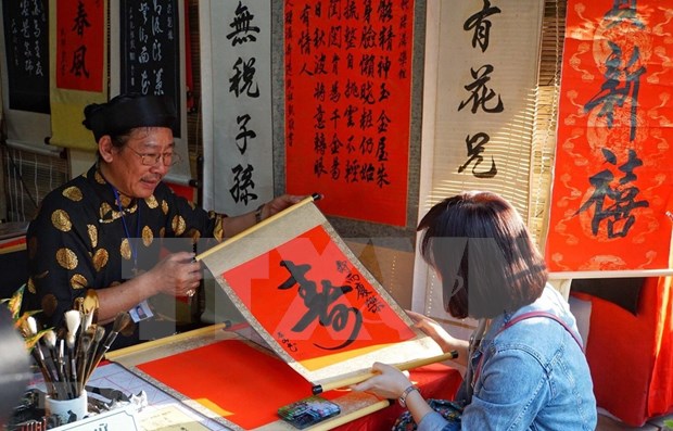Seeking calligraphic words: Beautiful custom in Lunar New Year hinh anh 1