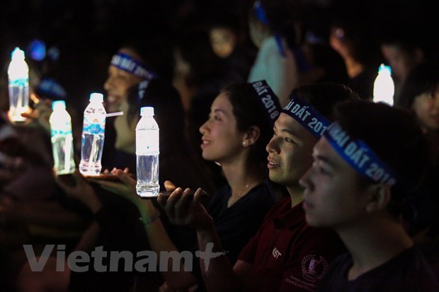 Earth Hour spreads awareness about sustainability hinh anh 1