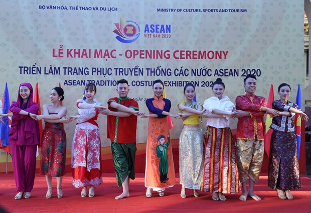 ASEAN 2020: Exhibition on ASEAN traditional costumes opens in Hanoi hinh anh 2