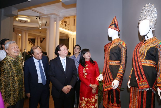ASEAN 2020: Exhibition on ASEAN traditional costumes opens in Hanoi hinh anh 3