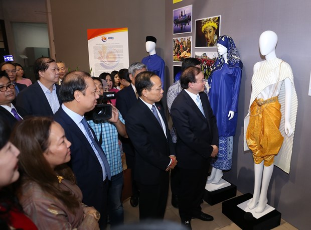 ASEAN 2020: Exhibition on ASEAN traditional costumes opens in Hanoi hinh anh 4