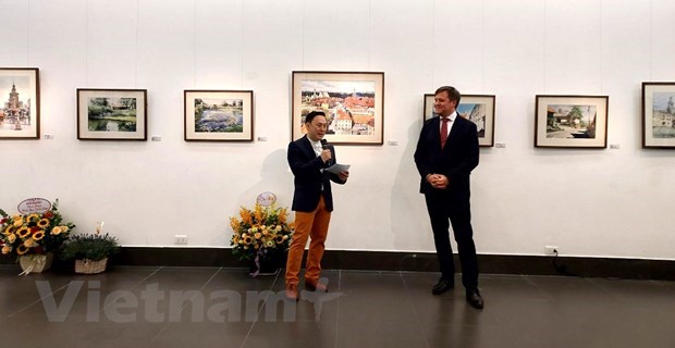 Painting exhibition featuring artworks by Polish-Vietnamese artist hinh anh 1