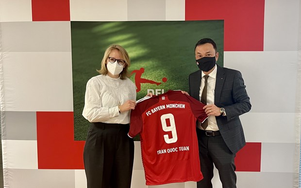 VFF, VPF ink MoU with Deutsche Fußball Liga on developing football in Vietnam hinh anh 3