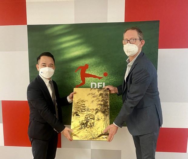 VFF, VPF ink MoU with Deutsche Fußball Liga on developing football in Vietnam hinh anh 4
