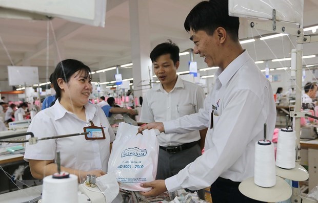 Rewards, bonuses for Lunar New Year festival bolster workers’ spirits hinh anh 1