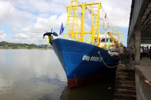More steel ship handed over to Quang Ngai fisherman hinh anh 1
