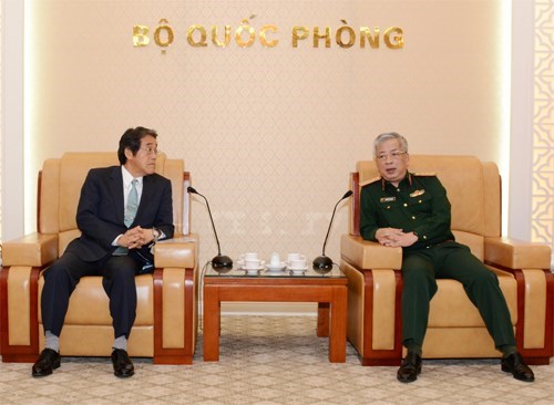 Japan wants to boost defence cooperation with Vietnam hinh anh 1