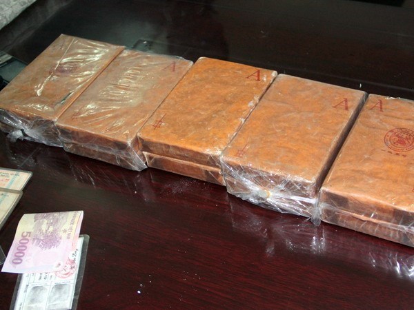 Hoa Binh police arrest heroin traffickers hinh anh 1
