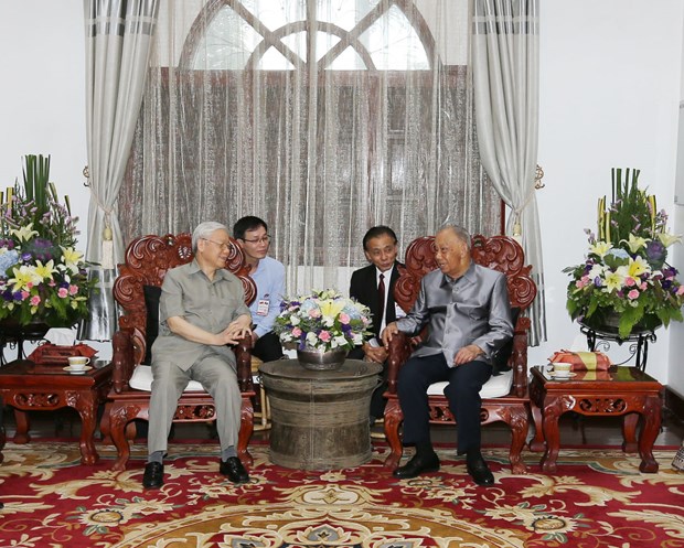 Party leader Nguyen Phu Trong visits Lao former Party chief hinh anh 1