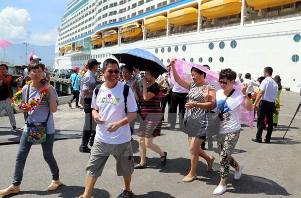 Bahamas-flagged luxury liner docks in Thua Thien-Hue hinh anh 1