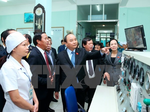 PM urges diversifying resources for maritime medicine hinh anh 1