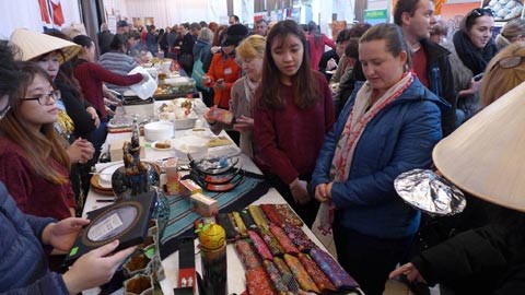 Vietnam attends charity fair in Slovakia hinh anh 1