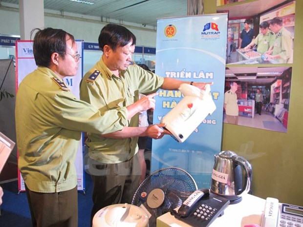 Fight intensified against fake goods hinh anh 1