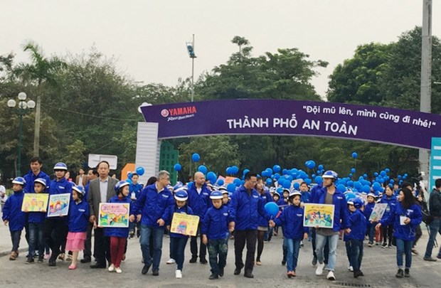 Yamaha Motor Vietnam gifts 11,000 helmets to students hinh anh 1