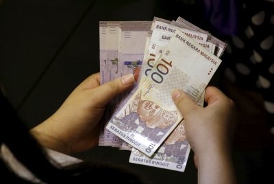 Malaysia launches measures to protect domestic currency hinh anh 1