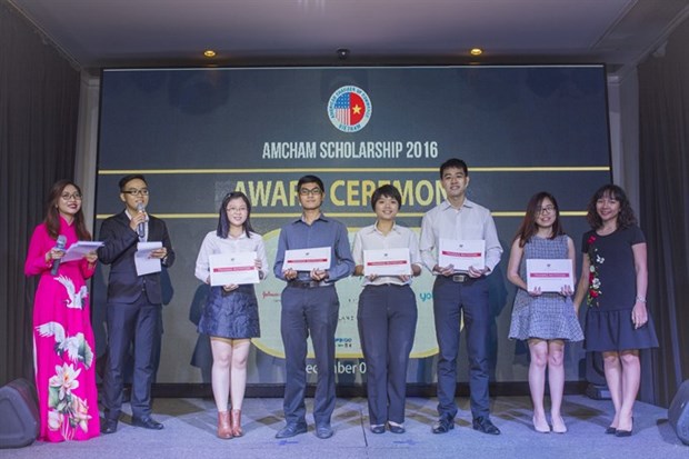 AmCham awards 50 scholarships in HCM City hinh anh 1