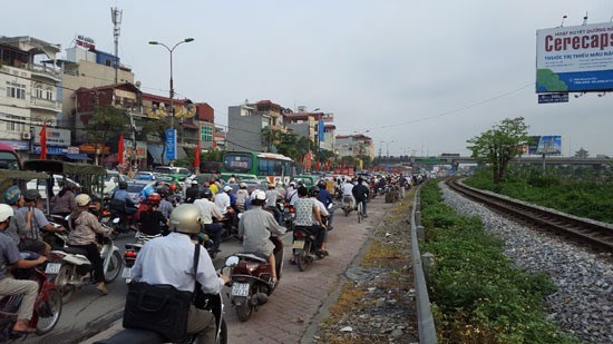 Measures taken to tackle traffic jams in Hanoi hinh anh 1
