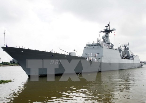 RoK’s naval ships enter Cam Ranh port, visiting Vietnam hinh anh 1